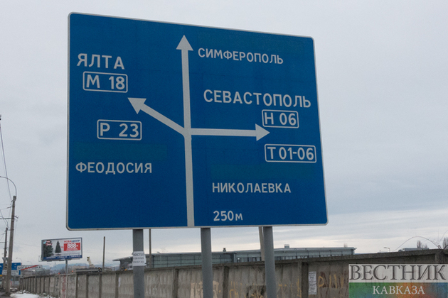 Глыба известняка ограничила движение по трассе Севастополь - Ялта