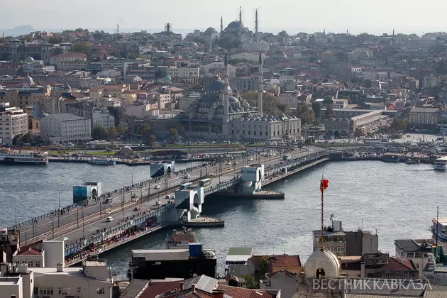 Вид на Новую мечеть и Галатский мост в Стамбуле