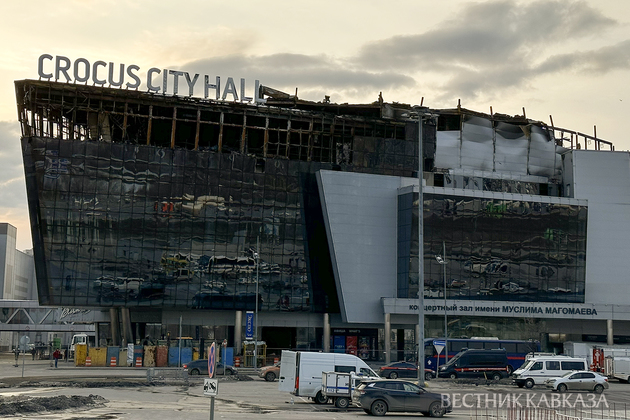 Здание концертного зала Крокус Сити Холл, где произошла стрельба и начался пожар