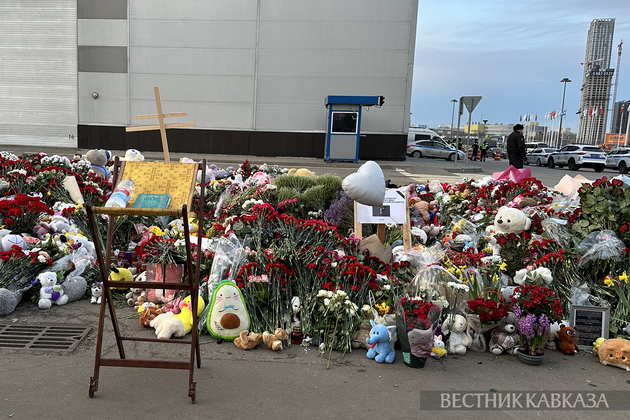 Стихийный мемориал у здания концертного зала Крокус Сити Холл