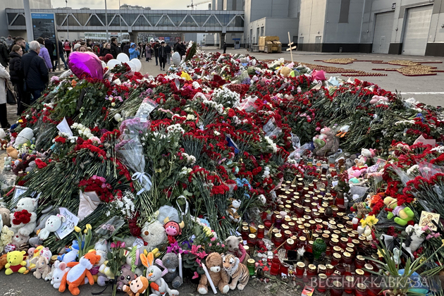 Стихийный мемориал у здания концертного зала Крокус Сити Холл