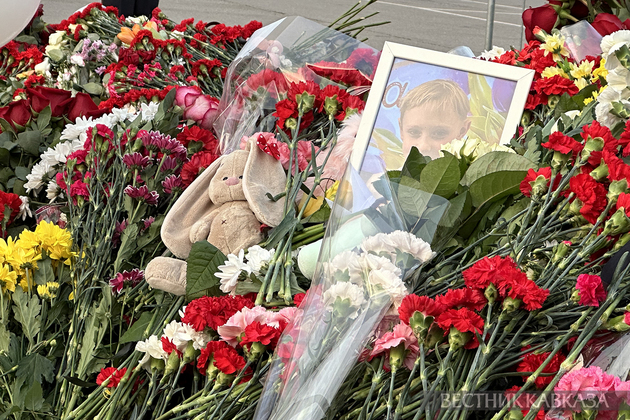 Стихийный мемориал у здания концертного зала Крокус Сити Холл