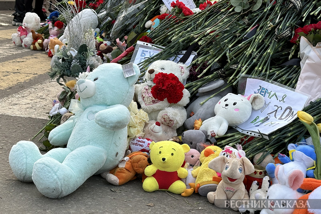 Стихийный мемориал у здания концертного зала Крокус Сити Холл