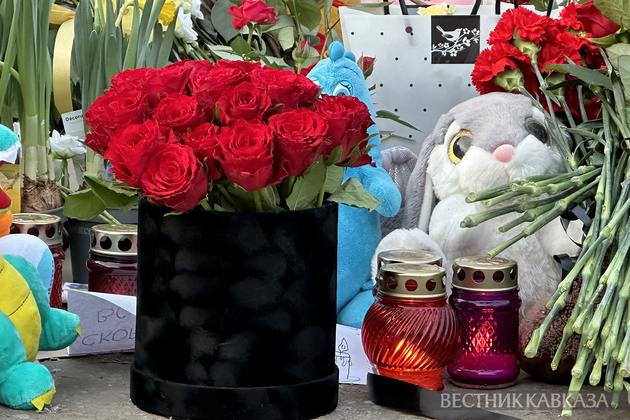 Стихийный мемориал у здания концертного зала Крокус Сити Холл