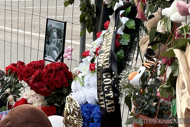 Стихийный мемориал у здания концертного зала Крокус Сити Холл