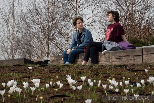 Отдыхающие в парке Зарядье