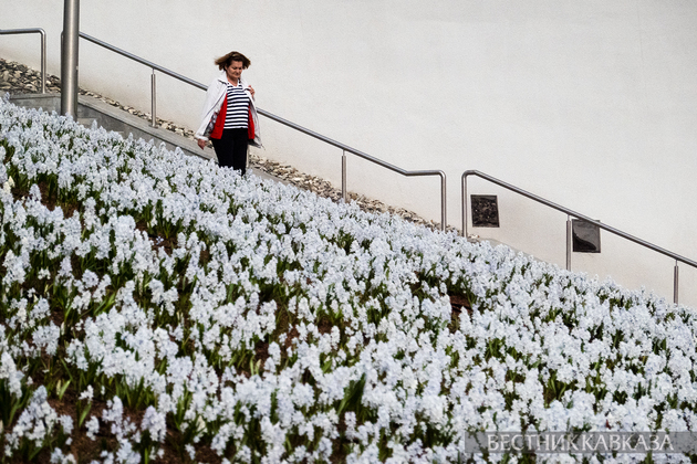Посетительница парка Зарядье в Москве у поляны с цветами