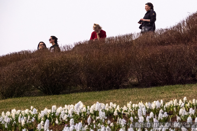 Отдыхающие в парке Зарядье