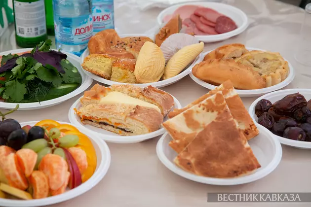 Ифтар в шатре рамадана