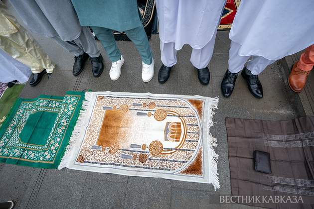 Праздничный намаз у Мемориальной мечети на Поклонной горе
