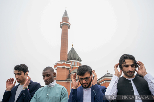 Праздничный намаз у Мемориальной мечети на Поклонной горе