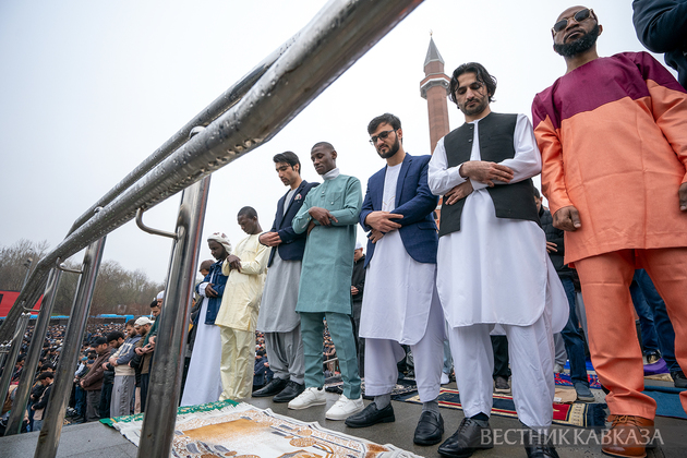 Праздничный намаз у Мемориальной мечети на Поклонной горе