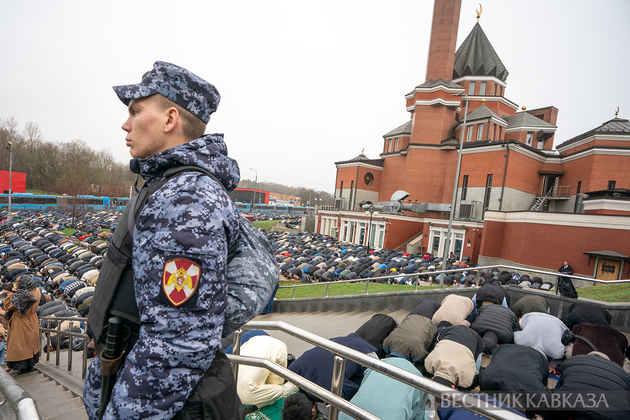 Праздничный намаз у Мемориальной мечети на Поклонной горе
