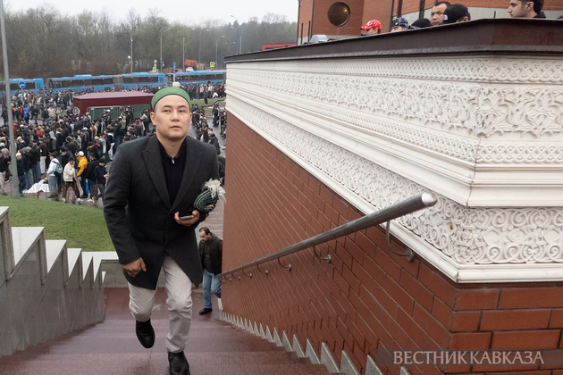 Праздничный намаз у Мемориальной мечети на Поклонной горе