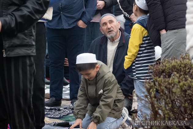 Праздничный намаз у Мемориальной мечети на Поклонной горе