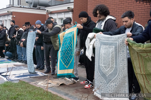 Праздничный намаз у Мемориальной мечети на Поклонной горе