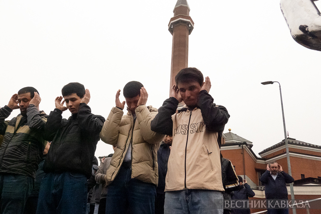 Праздничный намаз у Мемориальной мечети на Поклонной горе