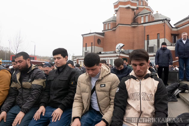 Праздничный намаз у Мемориальной мечети на Поклонной горе