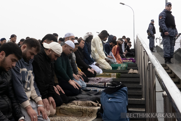 Праздничный намаз у Мемориальной мечети на Поклонной горе
