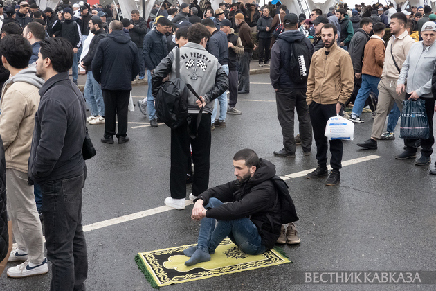 Праздничный намаз у Мемориальной мечети на Поклонной горе