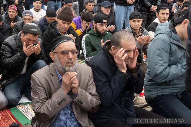 Праздничный намаз у Мемориальной мечети на Поклонной горе