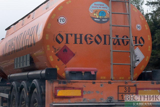 Российские таможенники развернули автоколонну с плохим казахстанским бензином