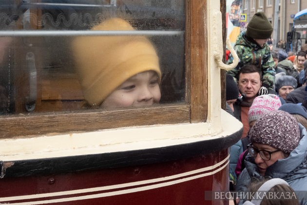 Посетители в ретротрамвае на выставке в честь Дня московского трамвая