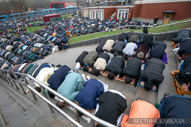 Праздничная молитва у Мемориальной мечети на Поклонной горе