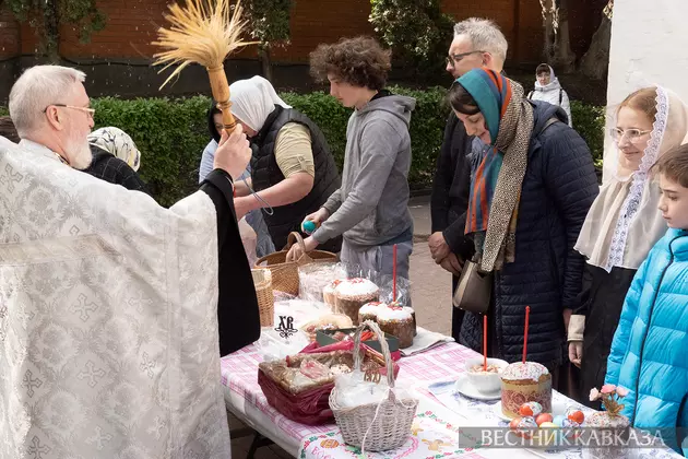 Освящение пасхальных куличей у Храма Успения Пресвятой Богородицы в Путинках