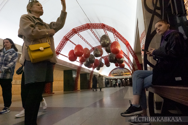 Украшения к пасхе на станции метро Трубная