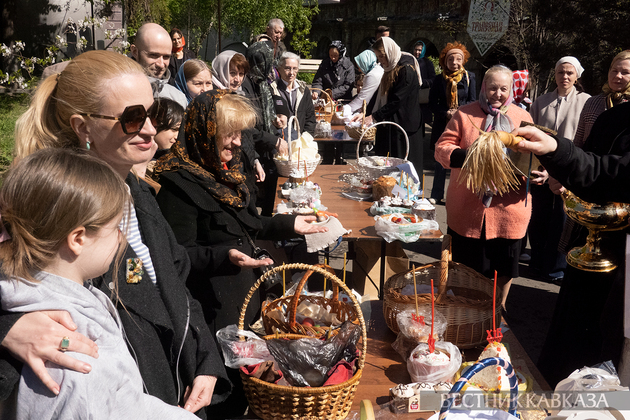 Освящение пасхальных куличей в Высоко-Петровском монастыре