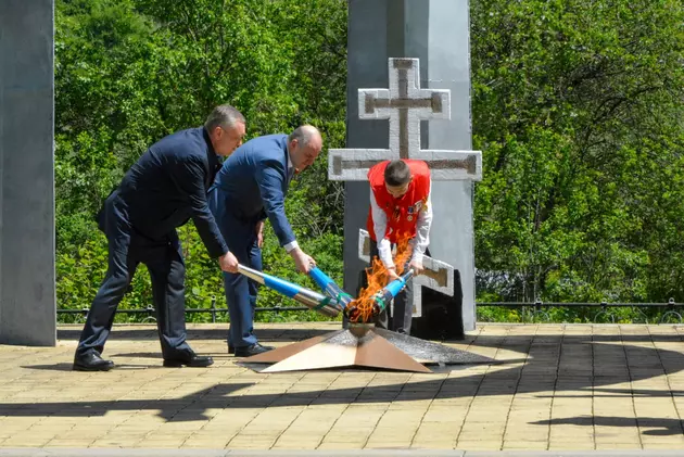 Мемориал "Журавли" в КЧР озарил "Вечный огонь"