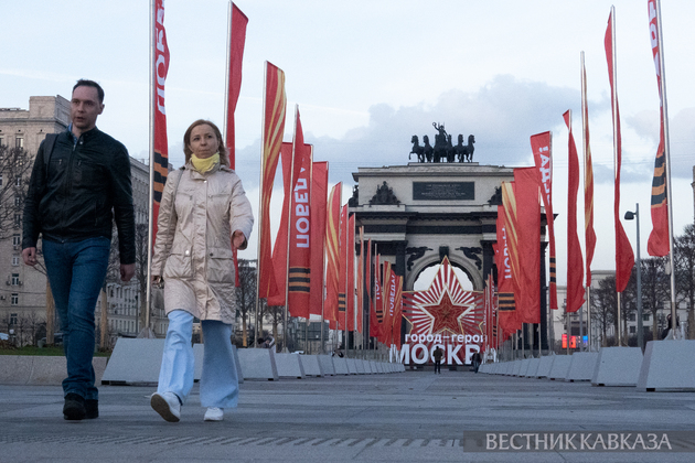 Праздничное оформление ко Дню Победы возле Триумфальной арки на Кутузовском проспекте