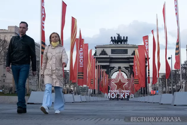 Праздничное оформление ко Дню Победы возле Триумфальной арки на Кутузовском проспекте
