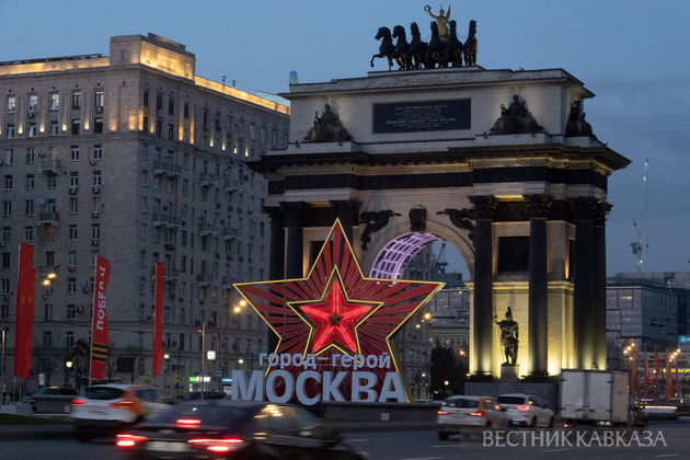 Праздничное оформление ко Дню Победы возле Триумфальной арки на Кутузовском проспекте