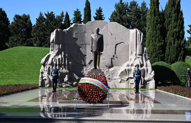 Ильхам и Мехрибан Алиевы посетили могилу Гейдара Алиева