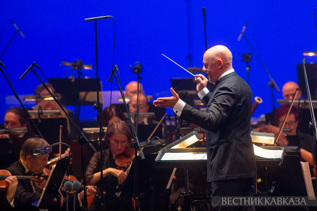 Дирижер Народный артист АР Ялчин Адигезалов