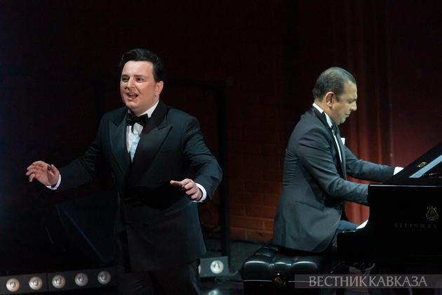 Заслуженный артист АР Рамиль Гасымов, аккомпанемент - Заслуженный артист АР Эмиль Афрасийяб