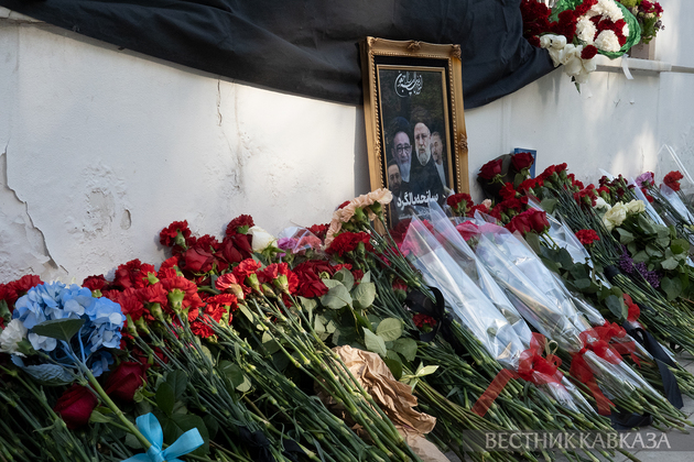 Цветы у посольства Ирана