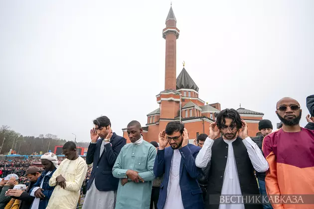 Праздничная молитва у Мемориальной мечети на Поклонной горе