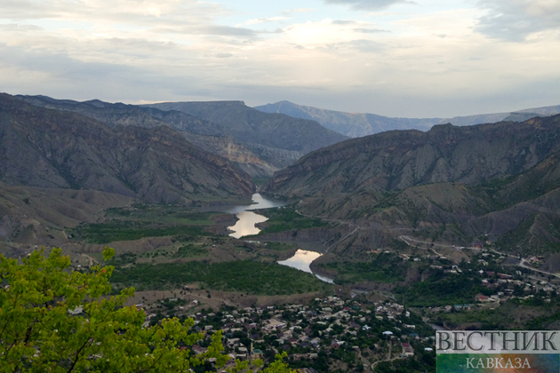 Упавшего в реку водителя ищут четвертый день в Дагестане