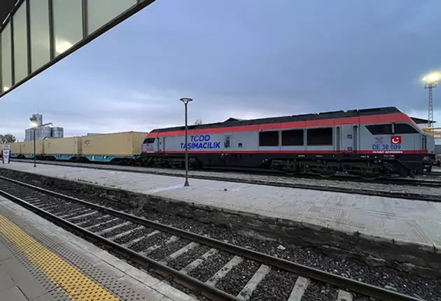 Турция встретила первый поезд из Азербайджана по обновленной дороге Баку-Тбилиси-Карс