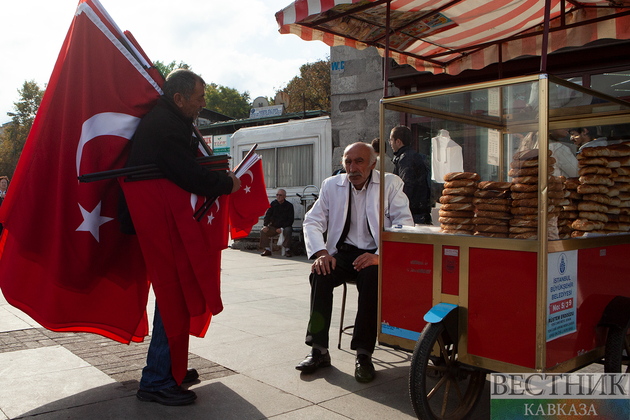 Продавец флагов и продавец бубликов