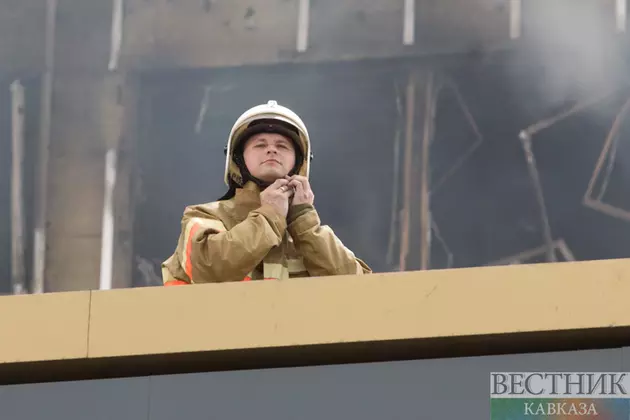 Астраханские огнеборцы тушат пылающий дом