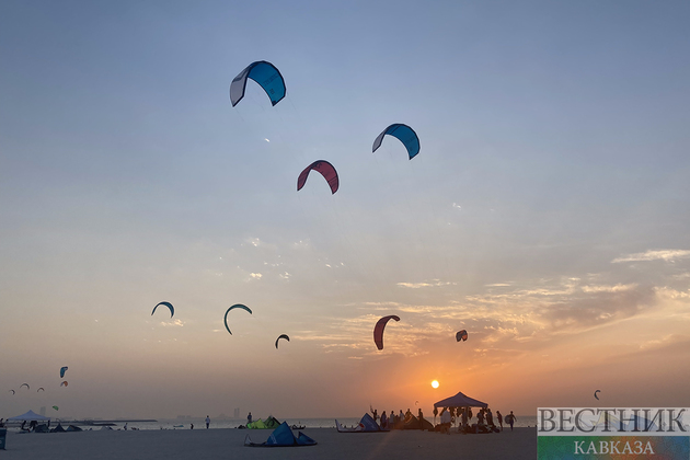 В Сочи трех спортсменов унесло в море