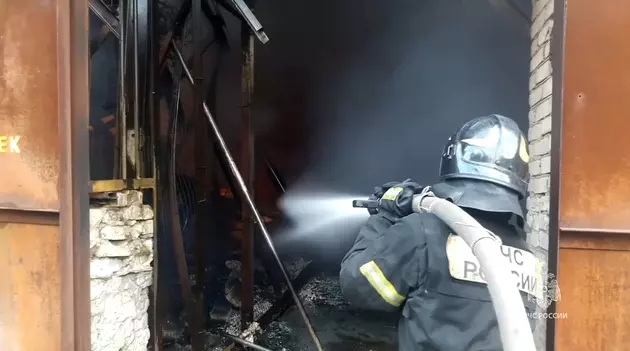 Пожар в Новогиреево набирает силу