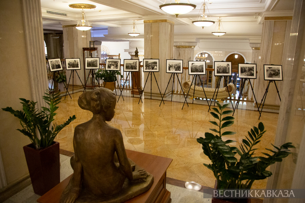 Выставка на приеме в честь дня рождения Гейдара Алиева