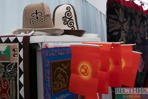 Флаг Киргизии и колпаки