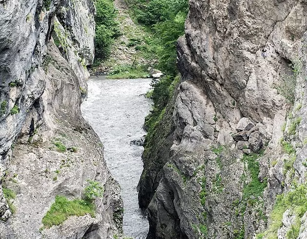 Загадочный Кадаргавский каньон в Северной Осетии: зеркальный снежный барс и Тропа чудес