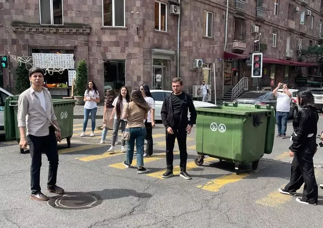 Протестующие против Пашиняна блокируют дороги цепями и мусорными баками в Ереване